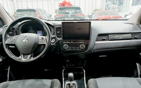 Mitsubishi Outlander III рестайлинг 3, 2018 год, 2 320 000 рублей, 18 фотография