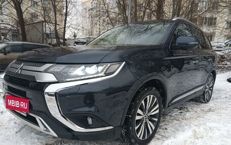 Mitsubishi Outlander III рестайлинг 3, 2019 год, 2 690 000 рублей, 3 фотография