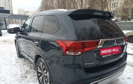 Mitsubishi Outlander III рестайлинг 3, 2019 год, 2 690 000 рублей, 8 фотография