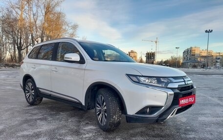 Mitsubishi Outlander III рестайлинг 3, 2018 год, 2 300 000 рублей, 2 фотография