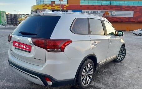 Mitsubishi Outlander III рестайлинг 3, 2018 год, 2 300 000 рублей, 3 фотография