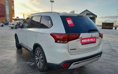 Mitsubishi Outlander III рестайлинг 3, 2018 год, 2 300 000 рублей, 4 фотография