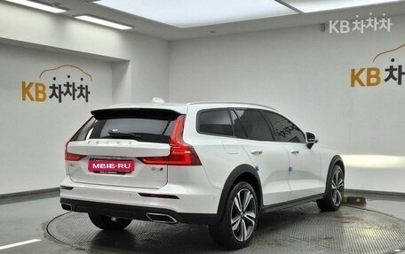 Volvo V60 Cross Country II, 2021 год, 4 300 000 рублей, 3 фотография