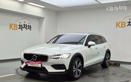 Volvo V60 Cross Country II, 2021 год, 4 300 000 рублей, 2 фотография