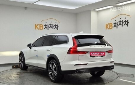 Volvo V60 Cross Country II, 2021 год, 4 300 000 рублей, 4 фотография