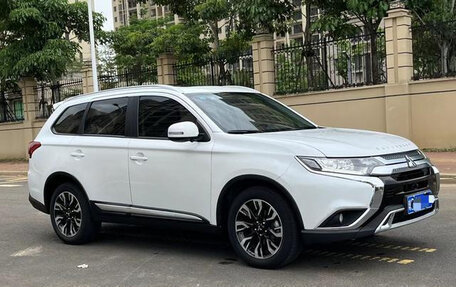 Mitsubishi Outlander III рестайлинг 3, 2020 год, 2 180 000 рублей, 3 фотография