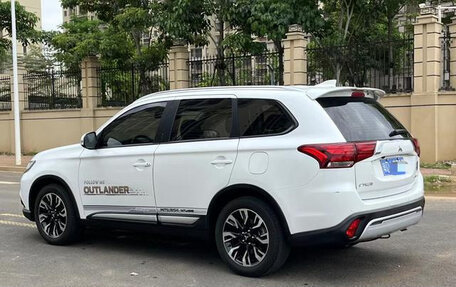 Mitsubishi Outlander III рестайлинг 3, 2020 год, 2 180 000 рублей, 5 фотография