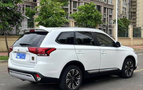 Mitsubishi Outlander III рестайлинг 3, 2020 год, 2 180 000 рублей, 4 фотография