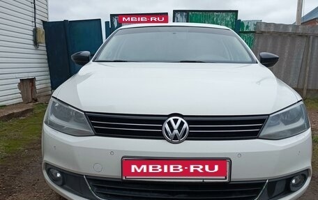 Volkswagen Jetta VI, 2013 год, 1 000 000 рублей, 2 фотография