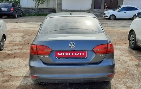 Volkswagen Jetta VI, 2011 год, 800 000 рублей, 2 фотография