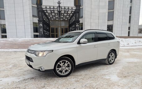 Mitsubishi Outlander III рестайлинг 3, 2013 год, 1 670 000 рублей, 2 фотография