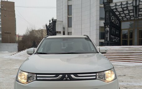 Mitsubishi Outlander III рестайлинг 3, 2013 год, 1 670 000 рублей, 11 фотография