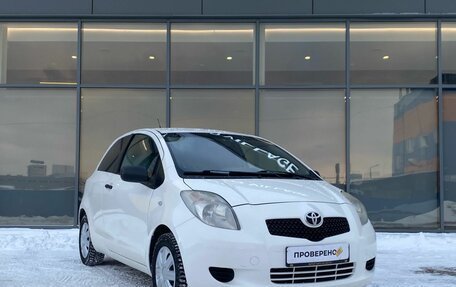 Toyota Yaris III рестайлинг, 2007 год, 439 000 рублей, 2 фотография