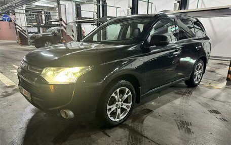 Mitsubishi Outlander III рестайлинг 3, 2013 год, 1 600 000 рублей, 10 фотография