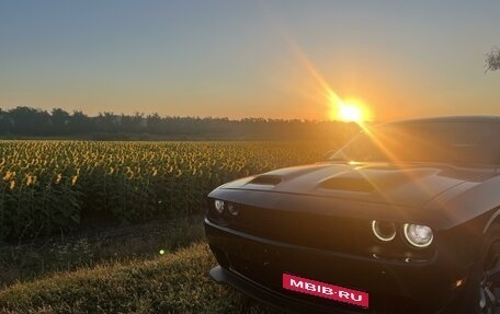 Dodge Challenger III рестайлинг 2, 2018 год, 2 400 000 рублей, 1 фотография