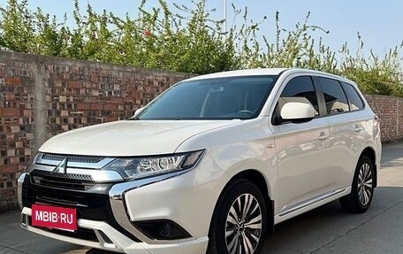 Mitsubishi Outlander III рестайлинг 3, 2021 год, 2 280 000 рублей, 1 фотография