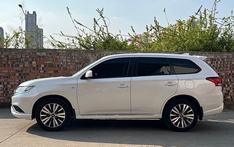 Mitsubishi Outlander III рестайлинг 3, 2021 год, 2 280 000 рублей, 3 фотография