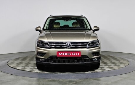 Volkswagen Tiguan II, 2018 год, 2 697 000 рублей, 2 фотография