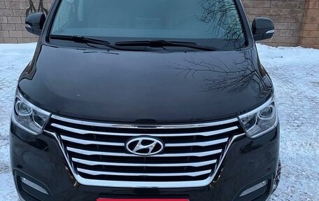 Hyundai Grand Starex Grand Starex I рестайлинг 2, 2018 год, 3 800 000 рублей, 2 фотография