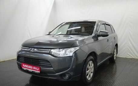 Mitsubishi Outlander III рестайлинг 3, 2013 год, 1 555 000 рублей, 1 фотография