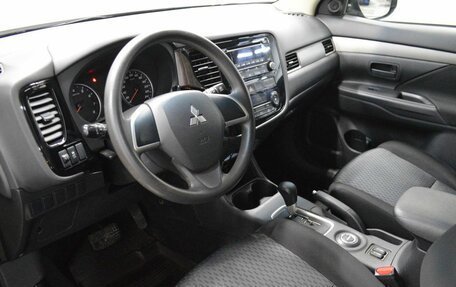 Mitsubishi Outlander III рестайлинг 3, 2013 год, 1 555 000 рублей, 10 фотография