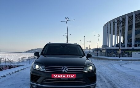 Volkswagen Touareg III, 2015 год, 3 590 000 рублей, 2 фотография