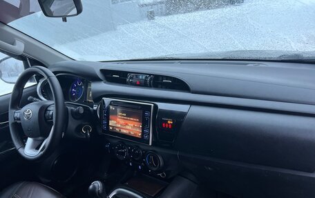 Toyota Hilux VIII, 2017 год, 2 950 000 рублей, 6 фотография