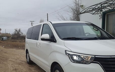 Hyundai H-1 II рестайлинг, 2018 год, 3 150 000 рублей, 2 фотография