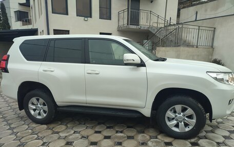 Toyota Land Cruiser Prado 150 рестайлинг 2, 2022 год, 7 200 000 рублей, 2 фотография