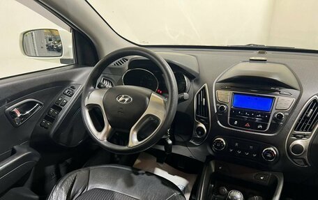 Hyundai Tucson III, 2011 год, 900 000 рублей, 24 фотография