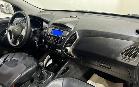 Hyundai Tucson III, 2011 год, 900 000 рублей, 23 фотография