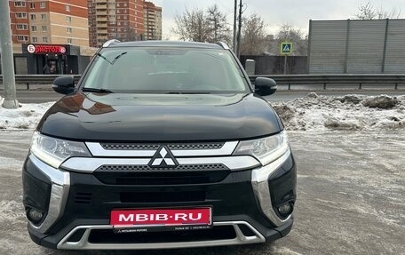 Mitsubishi Outlander III рестайлинг 3, 2019 год, 2 300 000 рублей, 1 фотография