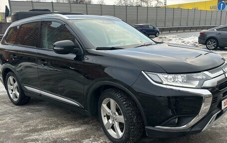 Mitsubishi Outlander III рестайлинг 3, 2019 год, 2 300 000 рублей, 2 фотография