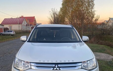 Mitsubishi Outlander III рестайлинг 3, 2013 год, 1 350 000 рублей, 3 фотография