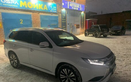 Mitsubishi Outlander III рестайлинг 3, 2022 год, 3 100 000 рублей, 1 фотография