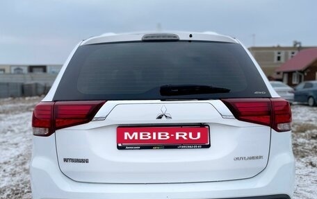 Mitsubishi Outlander III рестайлинг 3, 2017 год, 2 400 000 рублей, 10 фотография