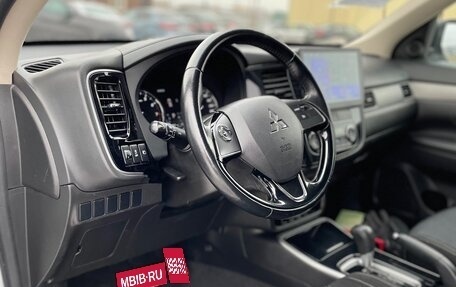 Mitsubishi Outlander III рестайлинг 3, 2017 год, 2 400 000 рублей, 18 фотография