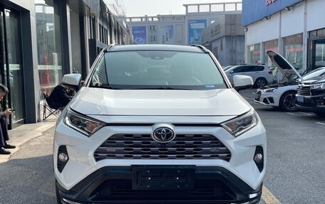 Toyota RAV4, 2021 год, 2 400 000 рублей, 2 фотография