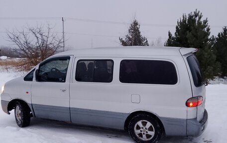 Hyundai H-1 II рестайлинг, 2004 год, 645 000 рублей, 3 фотография