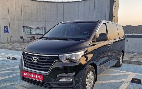 Hyundai Grand Starex Grand Starex I рестайлинг 2, 2021 год, 1 700 000 рублей, 2 фотография