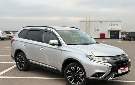 Mitsubishi Outlander III рестайлинг 3, 2022 год, 3 100 000 рублей, 2 фотография