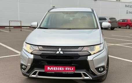 Mitsubishi Outlander III рестайлинг 3, 2022 год, 3 100 000 рублей, 3 фотография