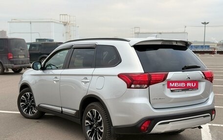 Mitsubishi Outlander III рестайлинг 3, 2022 год, 3 100 000 рублей, 8 фотография