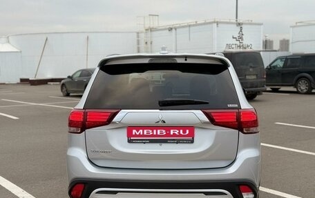 Mitsubishi Outlander III рестайлинг 3, 2022 год, 3 100 000 рублей, 9 фотография