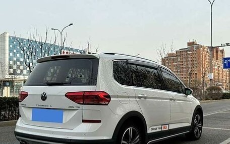 Volkswagen Touran III, 2021 год, 2 450 000 рублей, 7 фотография