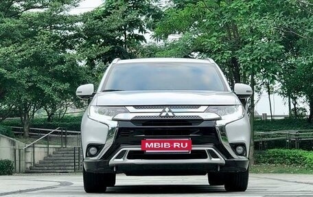 Mitsubishi Outlander III рестайлинг 3, 2021 год, 2 150 000 рублей, 2 фотография