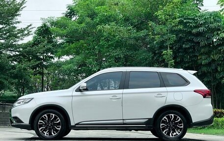 Mitsubishi Outlander III рестайлинг 3, 2021 год, 2 150 000 рублей, 4 фотография