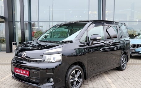 Toyota Voxy II, 2013 год, 1 750 000 рублей, 1 фотография