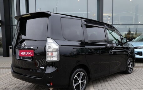 Toyota Voxy II, 2013 год, 1 750 000 рублей, 2 фотография