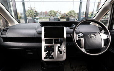 Toyota Voxy II, 2013 год, 1 750 000 рублей, 17 фотография